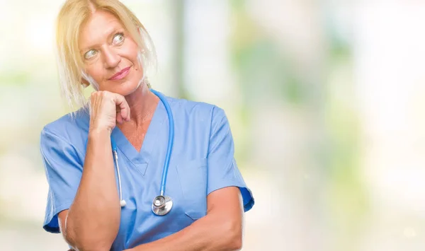 Średnim Wieku Kobieta Lekarz Chirurg Blondynka Pielęgniarka Białym Tle Ręką — Zdjęcie stockowe