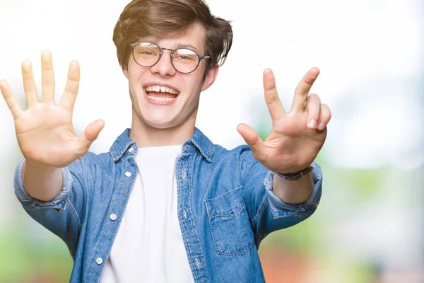 Jeune Bel Homme Portant Des Lunettes Sur Fond Isolé Montrant — Photo