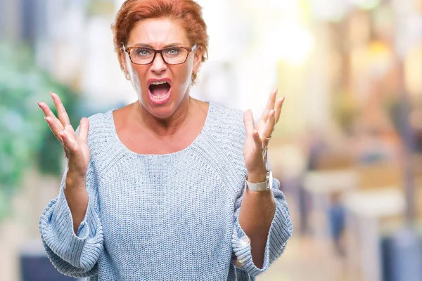 活跃的高级高加索红发妇女戴眼镜在孤立的背景疯狂和疯狂的喊声和大喊大叫与积极的表情和手臂抬起来 挫折的概念 — 图库照片