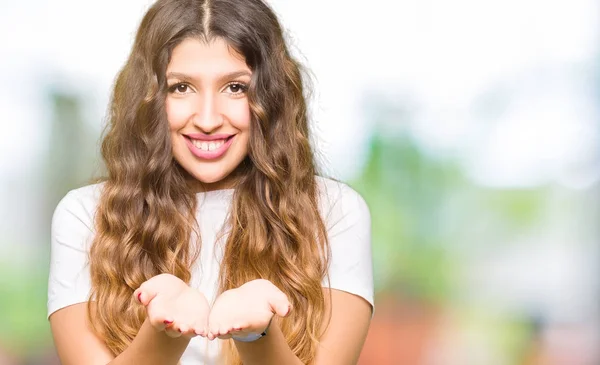 Mujer Hermosa Joven Vistiendo Casual Camiseta Blanca Sonriendo Con Las —  Fotos de Stock