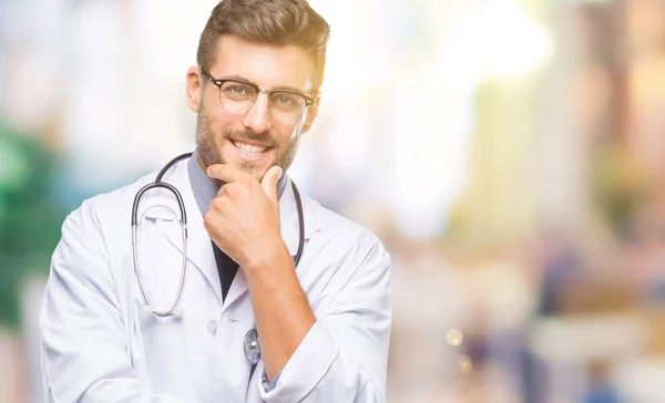 Joven Médico Guapo Sobre Fondo Aislado Mirando Confiado Cámara Con — Foto de Stock