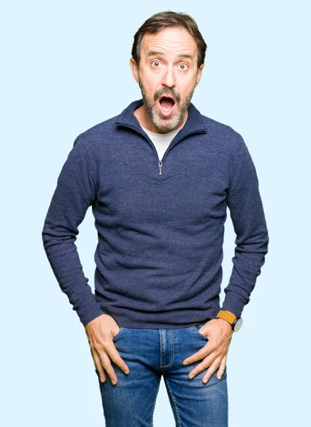 Hombre Guapo Mediana Edad Vistiendo Suéter Asustado Sorprendido Con Expresión — Foto de Stock