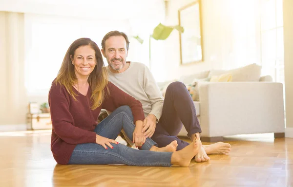 Hermosa Pareja Romántica Sentados Juntos Suelo Con Gato Casa — Foto de Stock