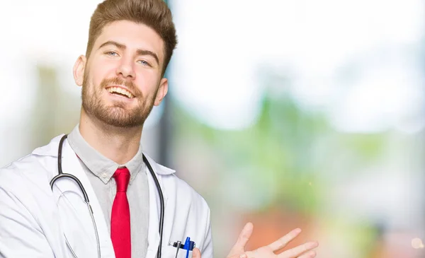 Giovane Bell Uomo Medico Indossa Cappotto Medico Applaudendo Applaudendo Felice — Foto Stock