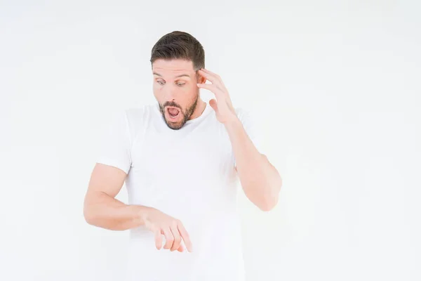 Jovem Bonito Homem Vestindo Casual Branco Shirt Sobre Fundo Isolado — Fotografia de Stock