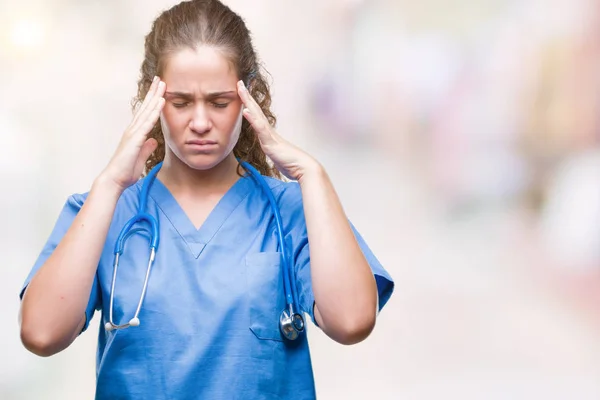 간호사 유니폼을 머리에 통증에 머리에 손으로 때문에 스트레스 편두통을 고통을 — 스톡 사진