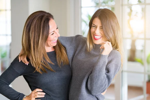 Bella Famiglia Madre Figlia Insieme Abbracci Baci Casa — Foto Stock