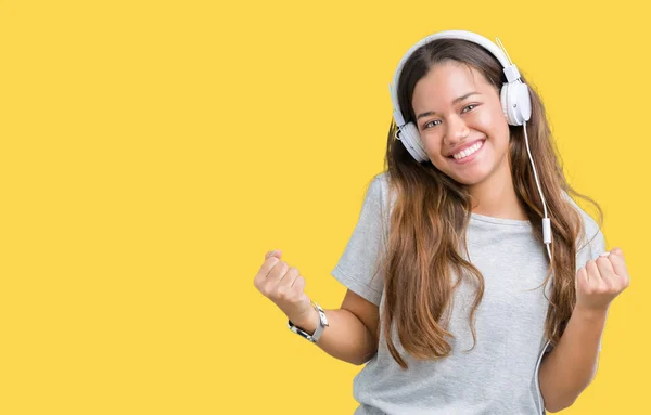 Jovem Mulher Bonita Usando Fones Ouvido Ouvindo Música Sobre Fundo — Fotografia de Stock