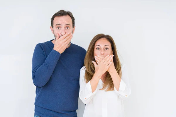 Hermosa Pareja Mediana Edad Amor Sobre Fondo Aislado Impactado Cubriendo —  Fotos de Stock