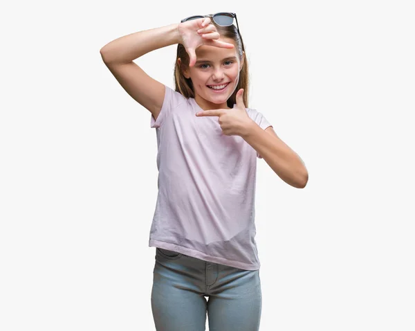 年轻漂亮的女孩戴着太阳镜在孤立的背景下微笑制作框架与手和手指与快乐的脸 创意与摄影理念 — 图库照片