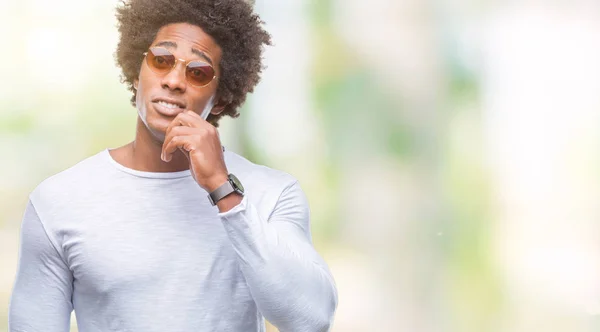 Uomo Afroamericano Che Indossa Occhiali Sole Sfondo Isolato Con Mano — Foto Stock