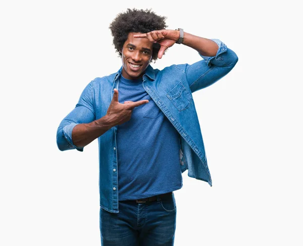 Hombre Afroamericano Sobre Fondo Aislado Sonriendo Haciendo Marco Con Manos —  Fotos de Stock