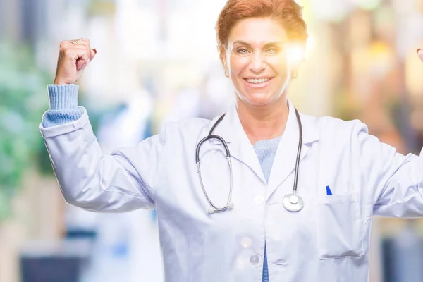 高级白种人医生妇女穿着医疗制服在孤立的背景显示手臂肌肉微笑自豪 健身理念 — 图库照片