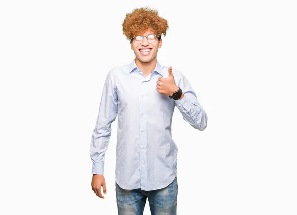 若いハンサムなビジネス男アフロ眼鏡をかけて幸せな親指の手でジェスチャーをしています 成功を示すカメラを見て式を承認します — ストック写真