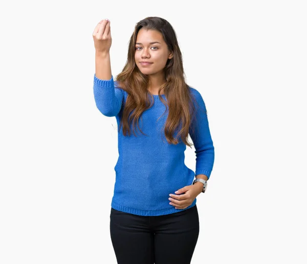 年轻美丽的黑发妇女穿着蓝色毛衣在孤立的背景做意大利手势用手和手指自信的表达 — 图库照片