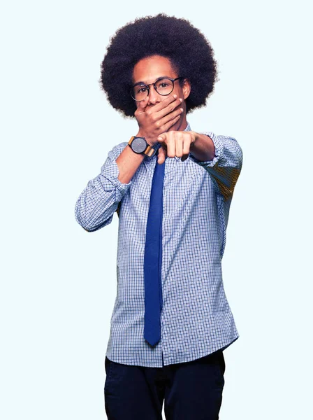 Молодой Африканский Бизнесмен Афроволосами Очках Смеется Над Тобой Показывает Камеру — стоковое фото
