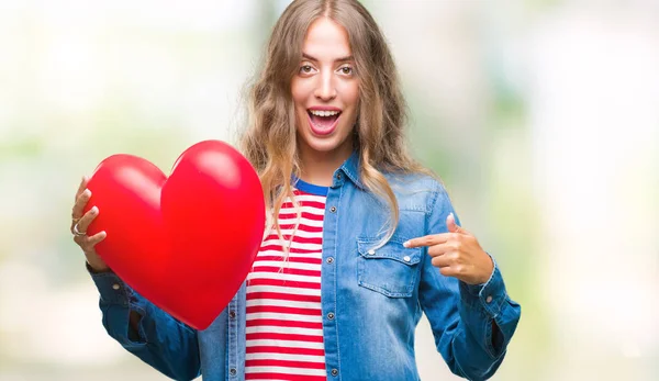 Bela Jovem Loira Mulher Segurando Coração Valentine Sobre Isolado Fundo — Fotografia de Stock