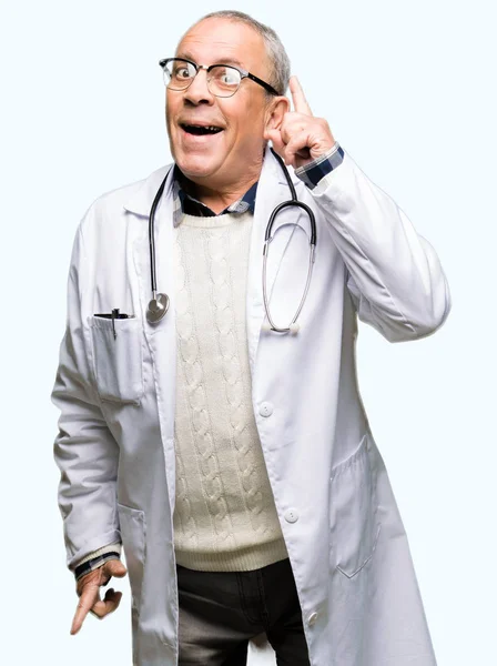 Hombre Guapo Médico Senior Con Abrigo Médico Señalando Con Dedo — Foto de Stock