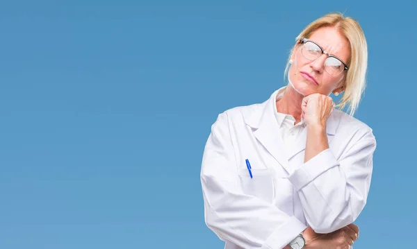 Mujer Terapeuta Rubia Mediana Edad Con Abrigo Blanco Sobre Fondo —  Fotos de Stock