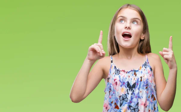 Menina Bonita Nova Vestindo Vestido Colorido Sobre Fundo Isolado Espantado — Fotografia de Stock