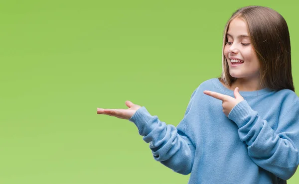 Junges Schönes Mädchen Trägt Winterpullover Über Isoliertem Hintergrund Erstaunt Und — Stockfoto