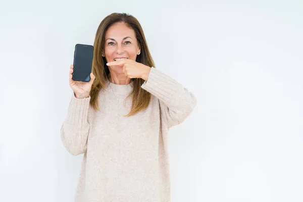 Frau Mittleren Alters Zeigt Smartphone Bildschirm Über Isoliertem Hintergrund Sehr — Stockfoto