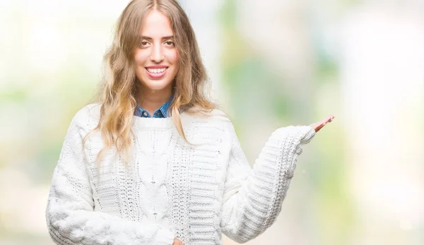 Hermosa Joven Rubia Vistiendo Suéter Invierno Sobre Fondo Aislado Sonriendo — Foto de Stock