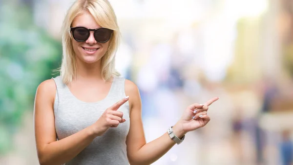 Joven Mujer Rubia Hermosa Con Gafas Sol Sobre Fondo Aislado —  Fotos de Stock