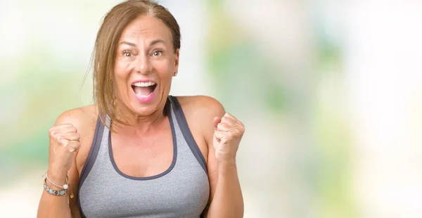 Mooie Middelbare Leeftijd Vrouw Sport Kleding Dragen Geïsoleerde Achtergrond Vieren — Stockfoto