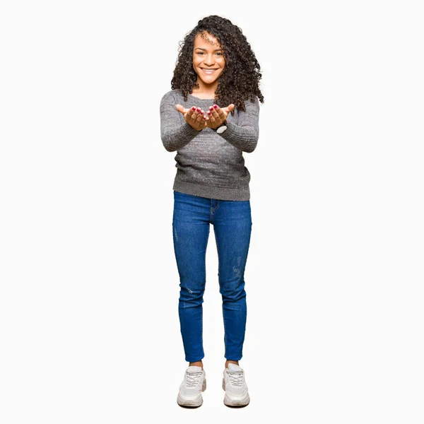 Mulher Bonita Nova Com Cabelo Encaracolado Vestindo Camisola Cinza Sorrindo — Fotografia de Stock