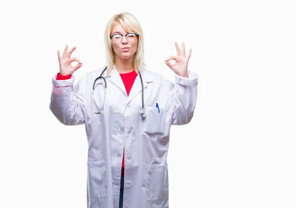 Giovane Bella Donna Medico Bionda Indossa Uniforme Medica Sfondo Isolato — Foto Stock