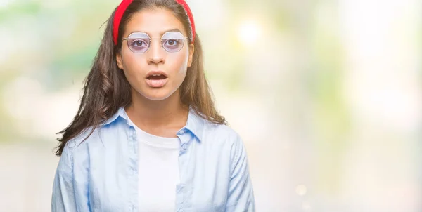 Молодая Красивая Арабская Женщина Солнечных Очках Изолированном Фоне Напуганная Шокированная — стоковое фото