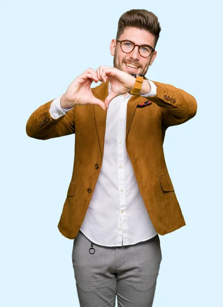 Fiatal Jóképű Üzletember Mosolyogva Szerelmes Szív Szimbólum Kéz Alakú Szemüveget — Stock Fotó