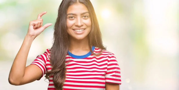 Jonge Mooie Arabische Vrouw Geïsoleerde Achtergrond Glimlachend Vertrouwen Gebaren Met — Stockfoto