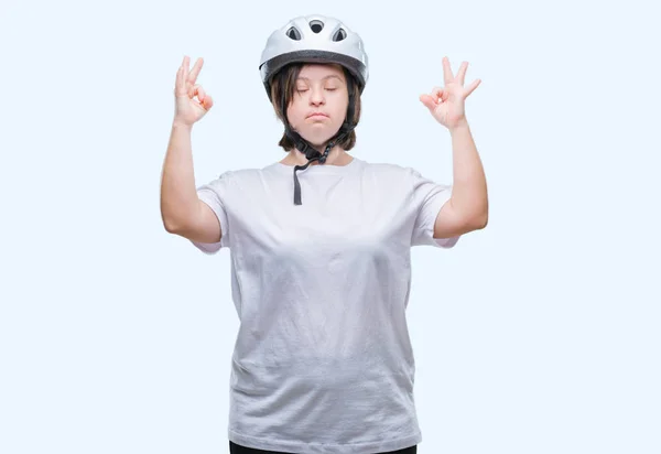 Jonge Volwassen Wielrenner Vrouw Met Downsyndroom Dragen Van Veiligheidshelm Geïsoleerde — Stockfoto