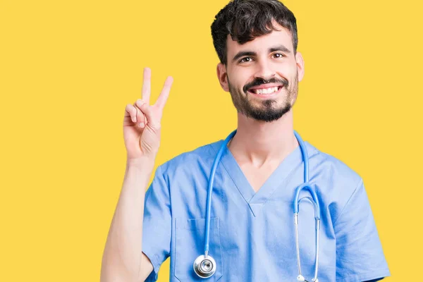 Jovem Enfermeiro Bonito Vestindo Uniforme Cirurgião Sobre Fundo Isolado Mostrando — Fotografia de Stock