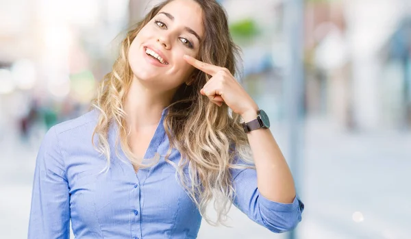 Mooie Jonge Blonde Zakenvrouw Geïsoleerd Background Pointing Met Hand Vinger — Stockfoto