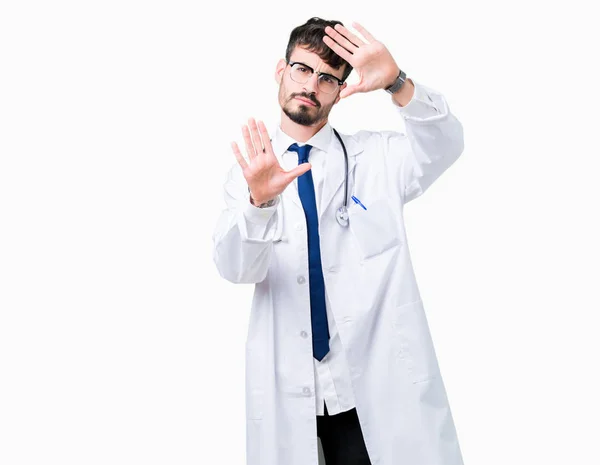 若い医者分離オーバー病院のコートを身に着けている男背景笑顔手のひらと指 カメラの視点を使用してフレームをやって — ストック写真