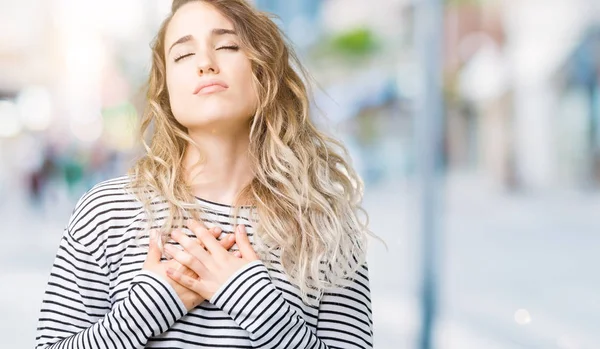 Krásná Mladá Blond Žena Sobě Pruhy Svetr Izolované Pozadí Úsměvem — Stock fotografie