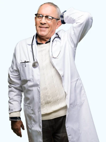 Schöner Oberarzt Mann Medizinischem Mantel Lächelt Zuversichtlich Berühren Haare Mit — Stockfoto