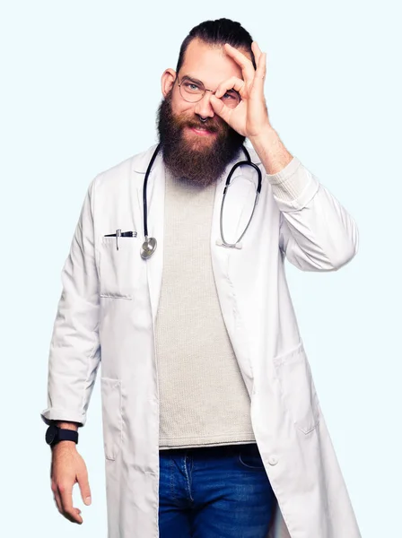 Joven Doctor Rubio Con Barba Usando Abrigo Médico Haciendo Buen — Foto de Stock