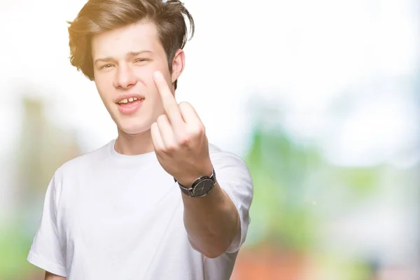 Junger Gutaussehender Mann Lässigem Weißem Shirt Über Isoliertem Hintergrund Zeigt — Stockfoto