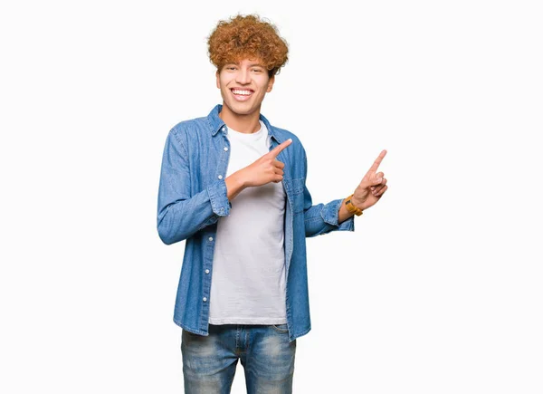 Homem Bonito Jovem Com Cabelo Afro Usando Casaco Ganga Sorrindo — Fotografia de Stock