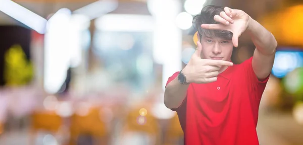 Mladý Pohledný Muž Sobě Červené Tričko Izolované Pozadí Provedení Rámu — Stock fotografie