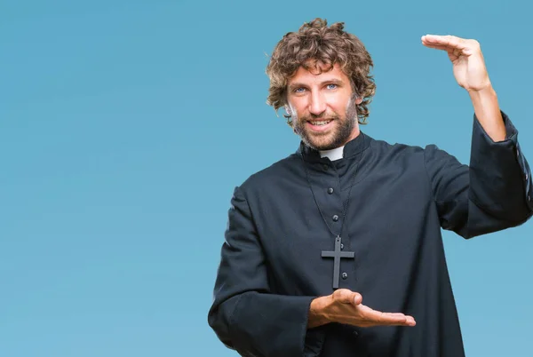 Hezký Hispánský Katolický Kněz Muž Izolované Pozadí Gestikuloval Rukama Ukazuje — Stock fotografie