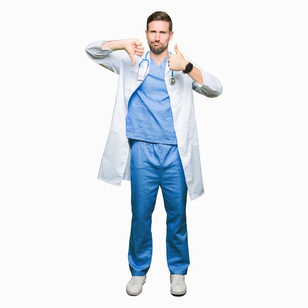 Knappe Dokter Man Medische Uniform Dragen Geïsoleerde Achtergrond Die Doen — Stockfoto