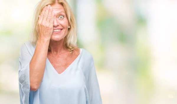 Středním Věku Blond Obchodní Žena Izolované Pozadí Zahrnující Jedno Oko — Stock fotografie