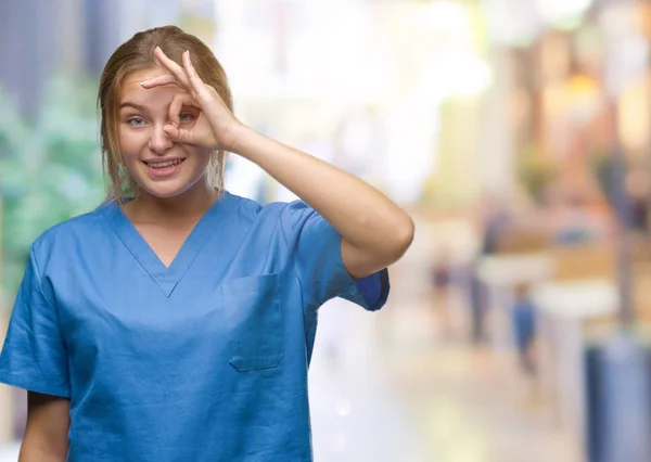 Joven Enfermera Caucásica Vistiendo Uniforme Cirujano Sobre Fondo Aislado Haciendo — Foto de Stock