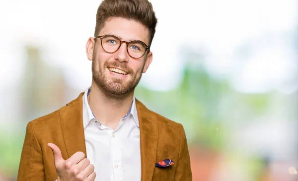 Joven Hombre Negocios Guapo Con Gafas Haciendo Gesto Feliz Con — Foto de Stock