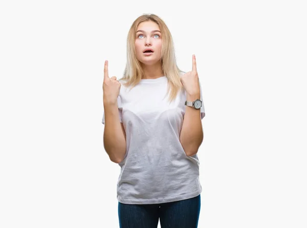 Young Caucasian Woman Isolated Background Amazed Surprised Looking Pointing Fingers — Stock Photo, Image